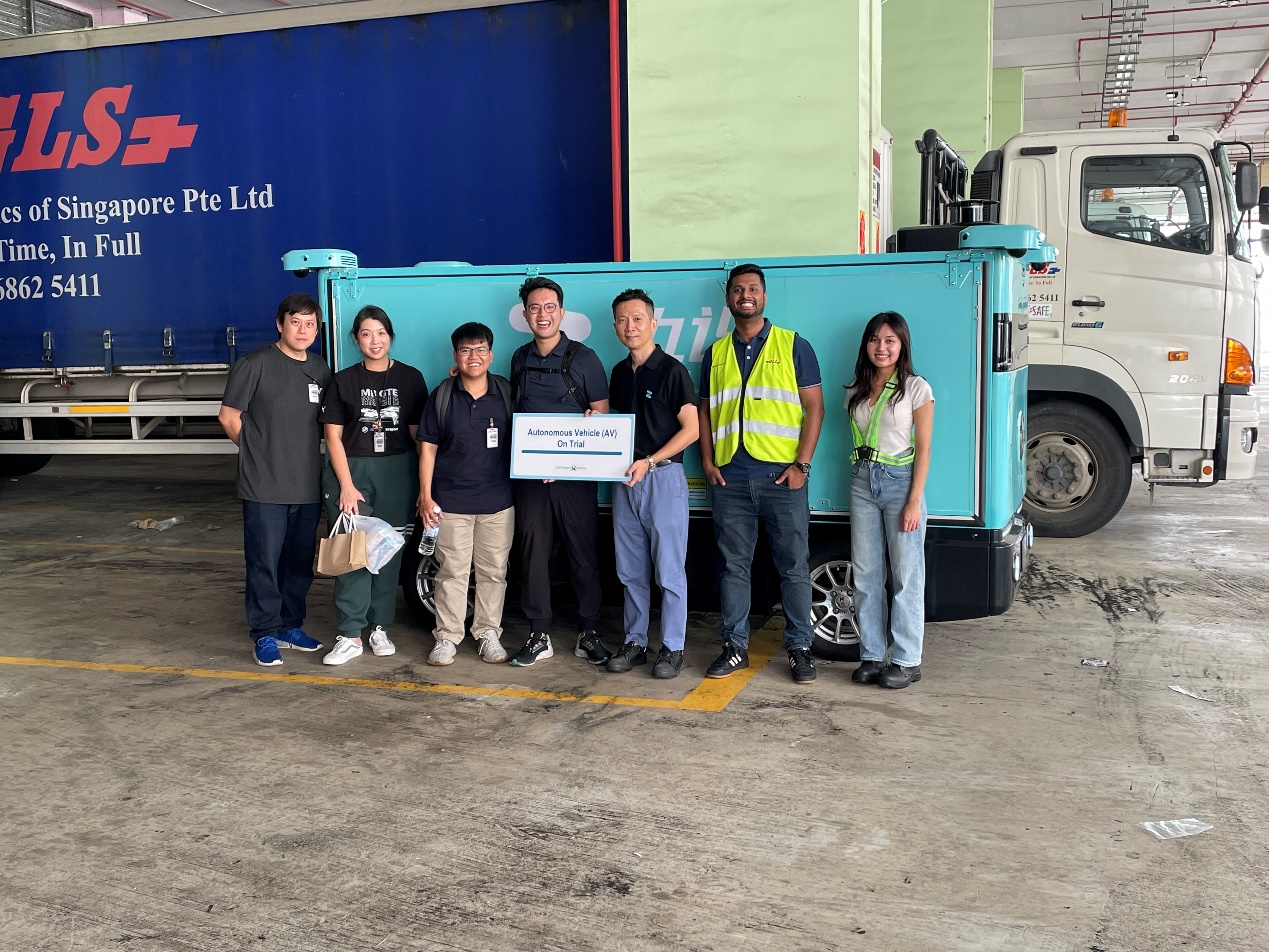 一群人站在卡车前
描述已自动生成